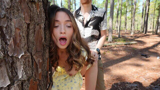 Brooke Tilli a nagyon vonzó amatőr spiné megkúrelva az erdőben