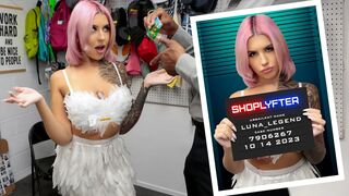Szexy fiatal lebukik cukorkalopáson halloween jelmezben a boltban