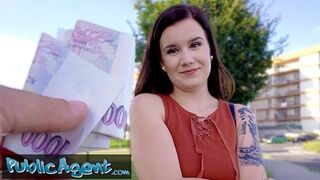 Csábos kicsike Eliss meztelenül pózol amatőr fotózáson