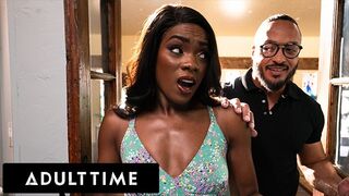 Unatkozó asszony Ana Foxxx párnán kefél és megdugja kedvelő férje!