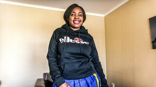 Barna koleszos kiscsaj munkát keres a tanulmányaihoz