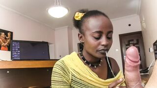 Nyakörves fekete szajha nyáladzik a főnök hímtagján