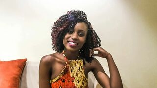 Mosolygós fekete csinibaba pov castingon keményen bekúrva