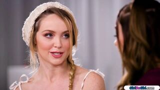 A sovány riporter bevallja, hogy megnyalni szeretné a mellbimbós szőkét