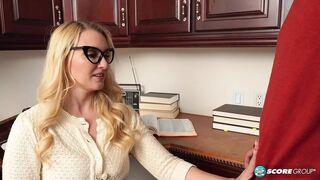 Izgató 40-es Julia Robbie és a tini pasi