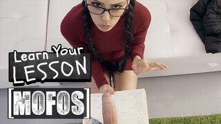 Andreina Deluxe vizsgára tanul, jordi inkább a ciccseit és popsikáját tanulmányozza