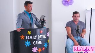 Chanel Camryn faszőrült világos szőke leányzó nyeri a randi játékot és mostohabátyja farkával teljes csoportos szex kavarodik