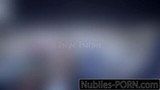 Kettő apró német tinédzser megosztja a szörnyű farkat