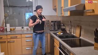 Német amatőr milf kukoricával kúrja puncáját és nyali saját nedvét