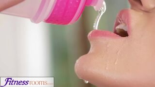 Afina Kisser világos szőke orosz milf éhesen orálozza a kolosszális pénisze