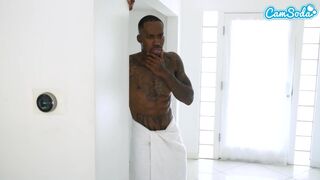 Tetkós nevelő anya kíméletlen hancúrozása termetes faszszal, míg férje gigantikus fekete farkossal szórakozik