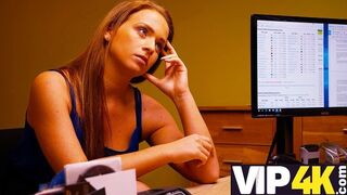 A szigorú hitelező megdugja a szexy milf-et adósság miatt