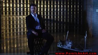 A stílusos afrikai bomba lova az ős férfija izmain