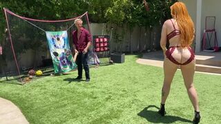 Óriási valagú vörös milf mami játszik a lépfia kolosszális fehér faszával