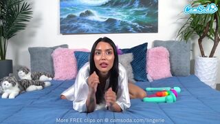 Aranyos afrikai hajú fiatal lány tölti tele a pináját több játékkal