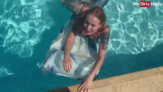 Emma wolf a tüzes maca aki a medencében szexel vadul