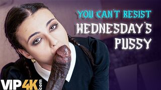 Lispy wednesday kupakolta a nevelő apa hatalmas faszát mint egy igazi kutyaként