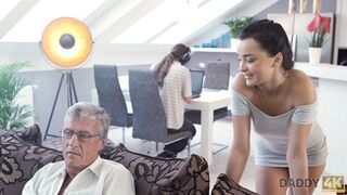 Szürke hajú szemüveges öregember keféli a szexy tinit