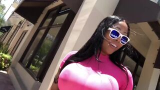 Moriah Mills átlátszó csipkében olajozza meg méretes seggét