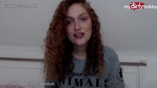 Gömbölyű fiatal nyújtózza szűk puncáját vastag műpénisszel