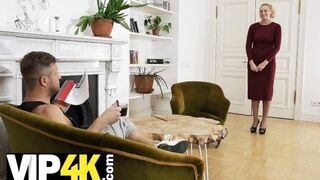 Világos Szőke öreg orosz szépség csábítja a tini lurkót harisnyában