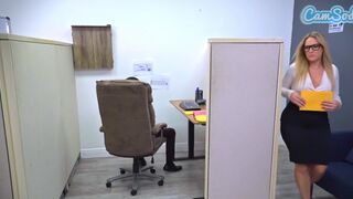 Orbitális fenekű milf háromszereplős hancúrozása a forró párbaj felett