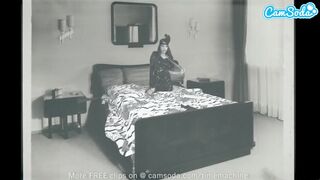 Forró tinédzser pipi szőreivel játszik nagyméretű műfaszokkal webcam előtt