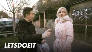 Kinky turista Zazie Skymm csábítja a studot kíméletlen dugásra az irodájában