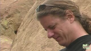 Kint a szabadban a vad ázsiai kishölgy fehér kukit szívat magára