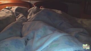 Tetkós ázsiai nőci csókolózik, miközben a ribanca szívja ki a fazsát