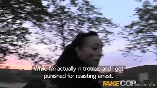 Rendőr méretes faszával fogvatartott nőket közösül élvezettel