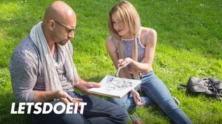 Olivia Devine méretes popókáját szétbaszva külföldön egy kopasz faszos pasi által