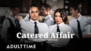 Jane Wilde és Khloe Kay forró pincérnők megkamatyolva a munkahelyen