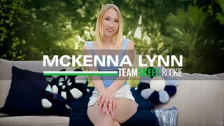 Mckenna Lynn legelső pornója: világos szőke fiatalasszony vad faszas kalandja
