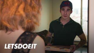 Megcsaló pina Arian Joy először a barátját baszogatja, aztán a kézbesítő hapsi megdugja jól