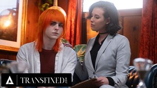 Jean Hollywood transzi faszával dúdolja fel Casey Calvert lesbi terapeutát