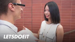 Jureka Del Mar ázsiai csajszika orálozza a hatalmas zsíros idegen fazt és jól meglovagolja