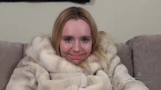 Lenyűgöző daniella vetkőzik és műfallosszal dübörög a szőrös pinában