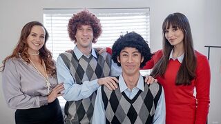 Forró anyacserélés – ellenállhatatlan nagymellű milf-ek segítik összebarátkozni elkényeztetett mostohafiaikat