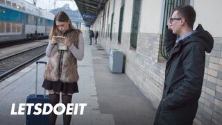 Selvaggia tinédzser csajszi felfogta Charlie Dean méretes faszát egy gyors pov dugásra