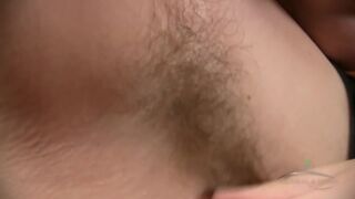 Suzie megmutatja szőrös puncáját, aztán szétterpeszti vastag combjait és kínálja a rózsaszínt