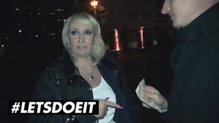 Kitty Wilder húsos milf szexe a szexbuszon