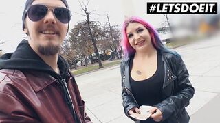 Aviva Rocks hatalmas tőgyes svájci bige megdugja az idegent pénzért a buszon