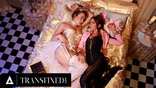 Mesebeli királynők Emma Rose és April Olsen vad strap-on kuffer kamatyolása