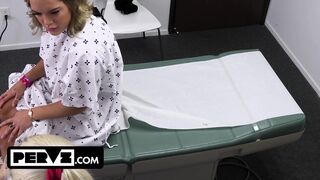 Mimi Monet óriási popsikás vonzó a hatalmas farkú orvosnál a rendelőben