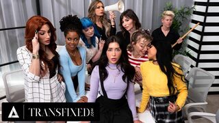 Forró travi főnök Jade Venus és Jane Wilde kettyintenek az irodai csapat szeme láttára