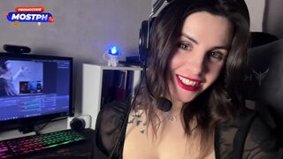 Forró orosz maszti gigászi mellekkel és műfaszos fenékben