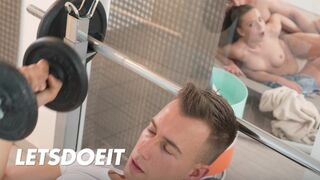 Therese bizarre tinédzser puncáját mélyen megdugják a szaunában