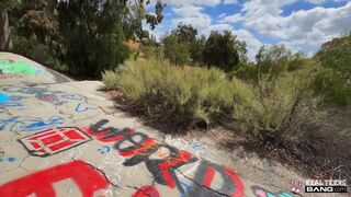 Isabella Jules forró fiatal kufircolása kültéren és krémes szállodai bulkesz élvezete