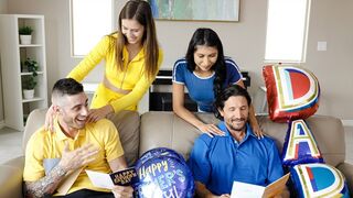 Bűbájos fiatal kurvák levetkőznek és megbaszák nevelő apjukat apák napján ünneplésképp